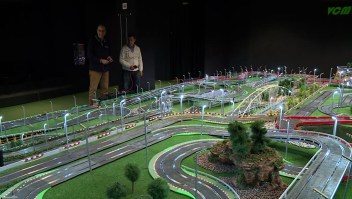 Así puedes divertirte con esta enorme pista de carreras de autos de juguetes