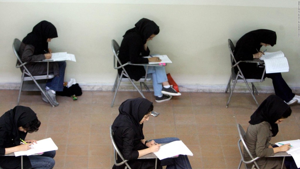 Envenenamiento de niñas en Irán: lo que sucede en las escuelas de niñas del país