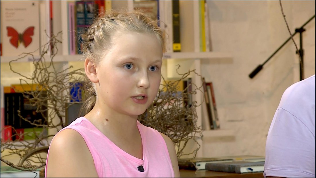 El motivo por el que los padres de esta niña rusa no pueden hablar en español