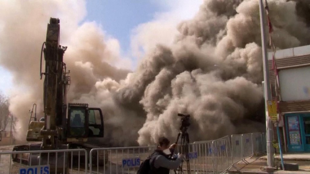 Así fue el momento en el qu'errumbó un edificio en Turquía