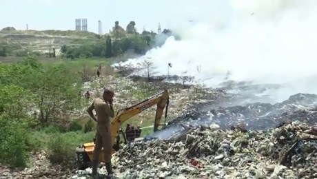 Se incendia un gigantesco basurero de la India y miles de personas se  asfixian con sus humos tóxicos