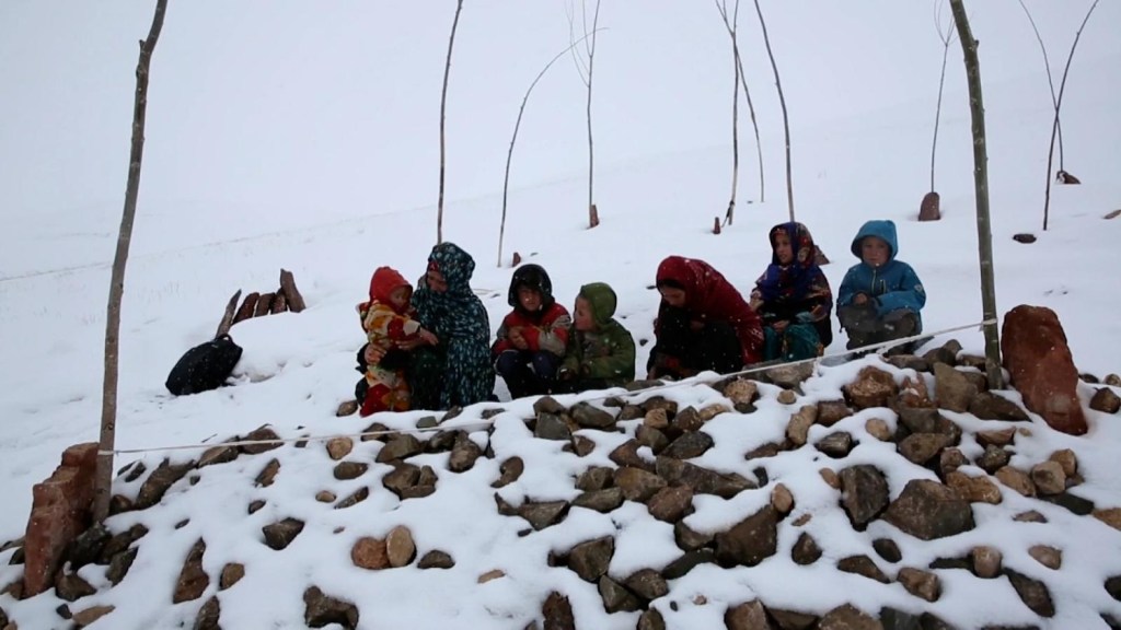 Niños en Afganistán mueren de hambre y frío