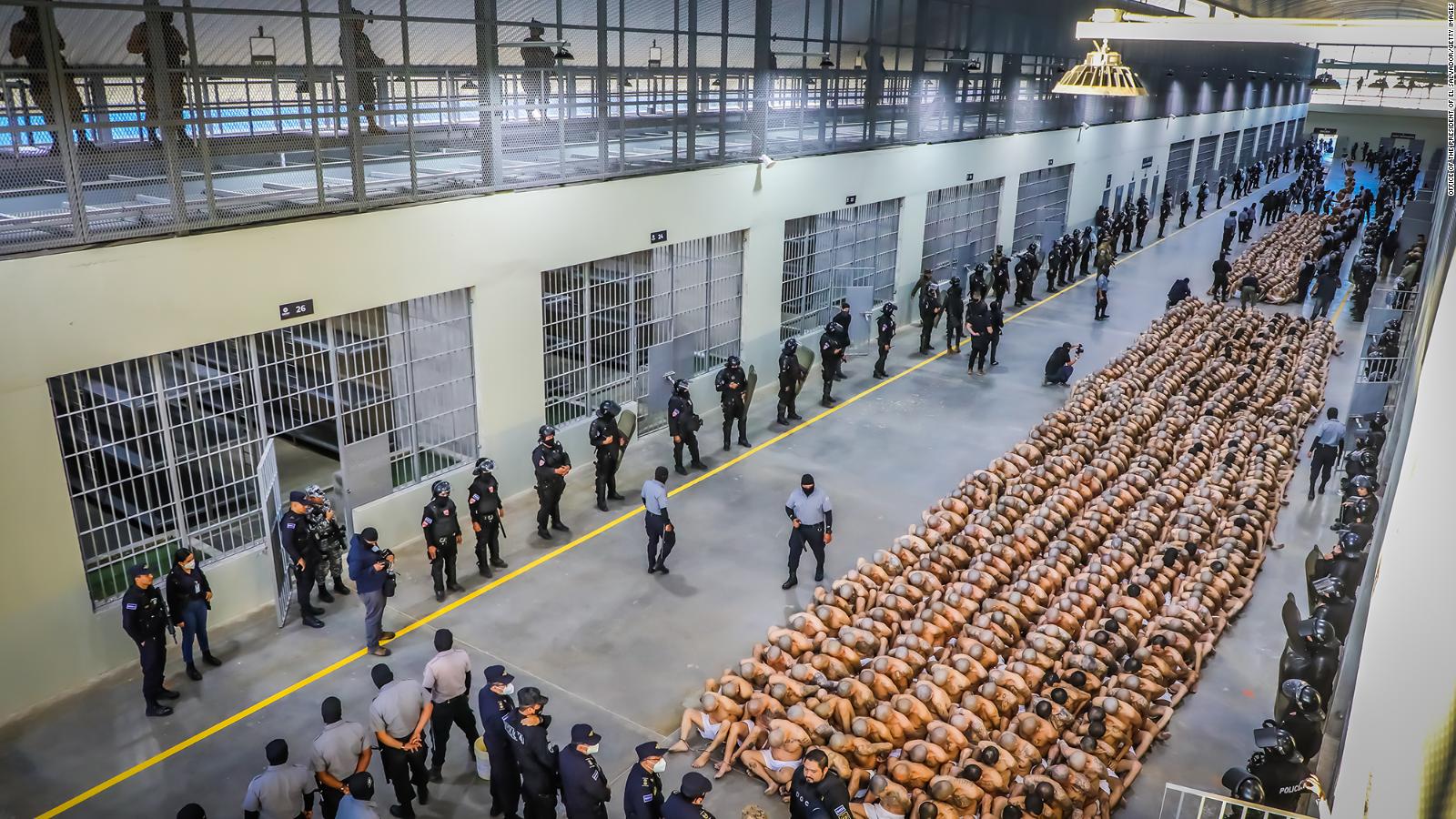 Mereka memindahkan 2.000 lebih narapidana ke penjara besar di El Salvador