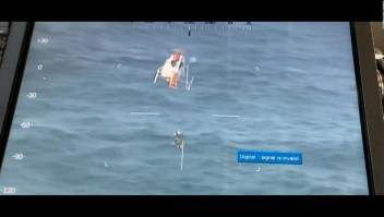 Rescatan desde el aire a tripulante de un bote en las costas de Argentina