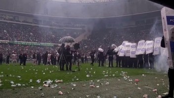 Impactantes imágenes de una violenta jornada de fútbol en Turquía