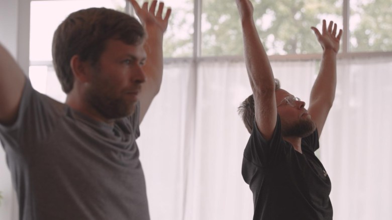 Heroe de CNN crea un retiro de yoga para ayudar a personas con lesiones cerebrales