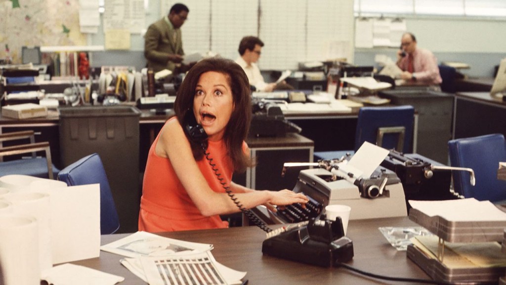 Mary Tyler Moore en una escena de "The Mary Tyler Moore Show". Un episodio de la serie abordaba la reacción de su personaje al ser llamada "ma'am" (señora), lo que indica que el debate en torno a esta palabra no es nada nuevo. (Crédito: CBS/Getty Images)