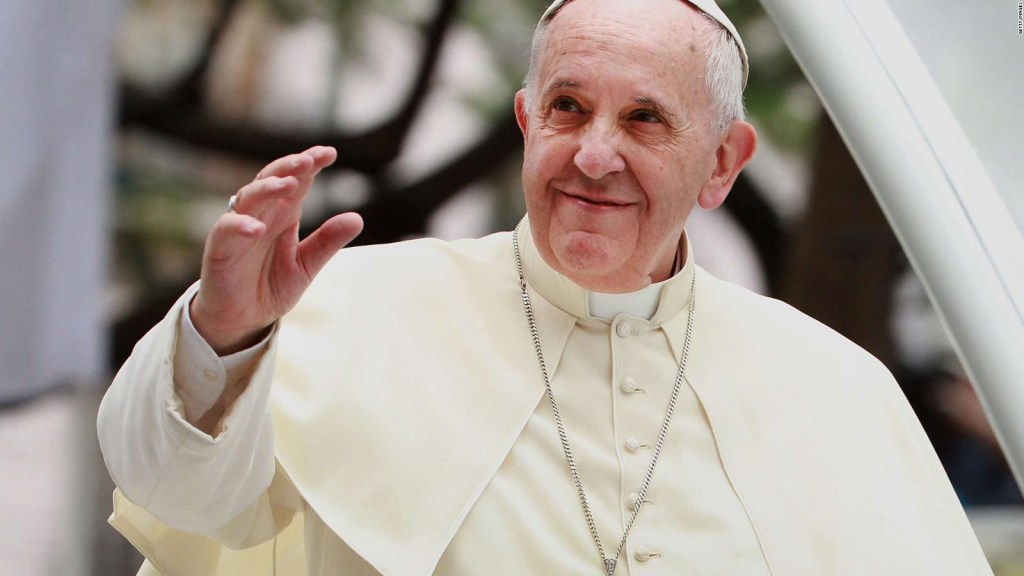 Francisco dice que se puede revisar el celibato de los sacerdotes