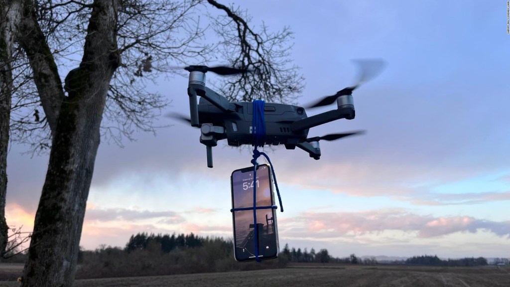 Un hombre salva su vida usando un celular conectado a un dron