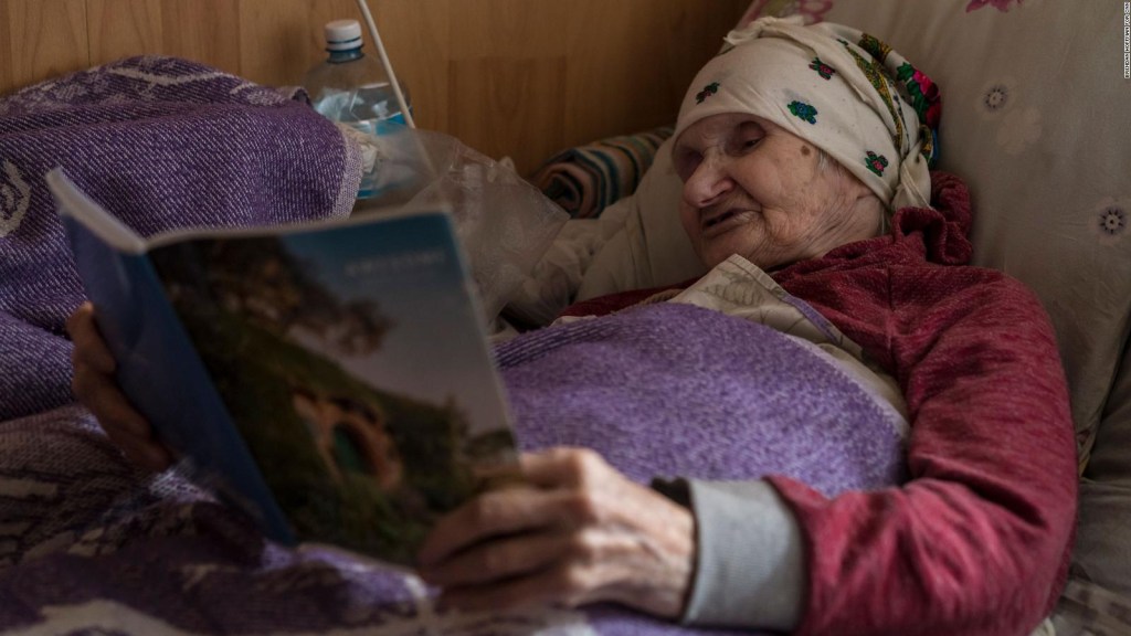 Mujeres mayores en Ucrania cuentan su experiencia frente a la guerra