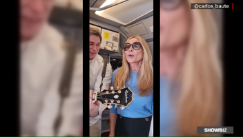 Carlos Baute y Marta Sánchez cantan durante un vuelo