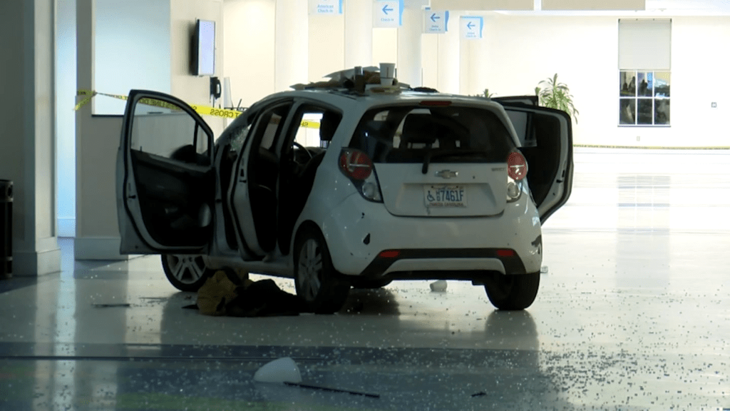 Auto se estrella contra aeropuerto en Carolina del Norte