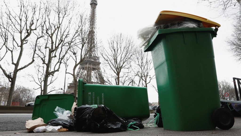 Las calles de Paris están llenas de basura: ¿por qué?