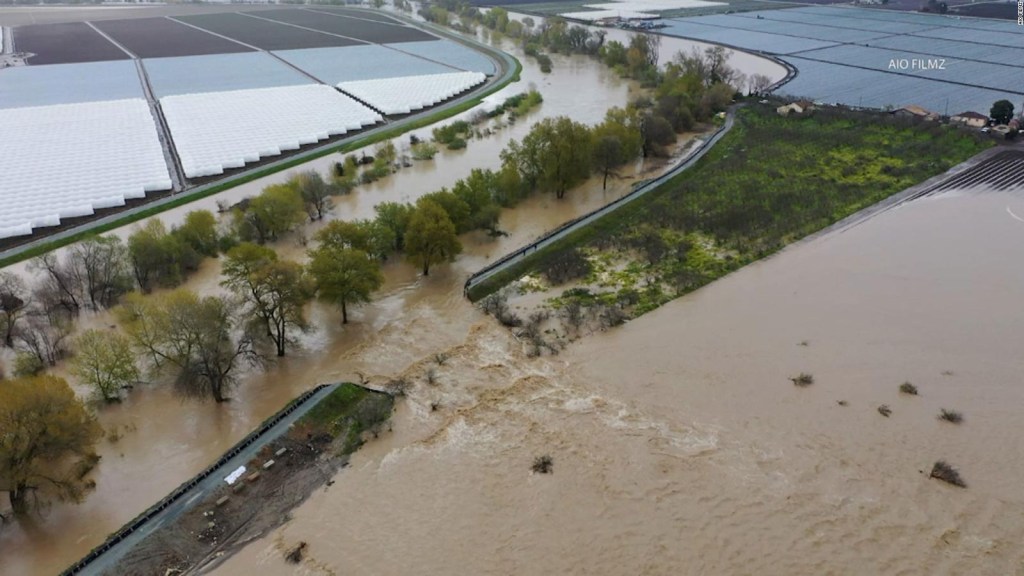 Un río atmosférico amenaza a miles de personas en California