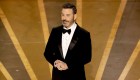 El presentador de los Oscar 2023 bromea sobre la bofetada de Will Smith