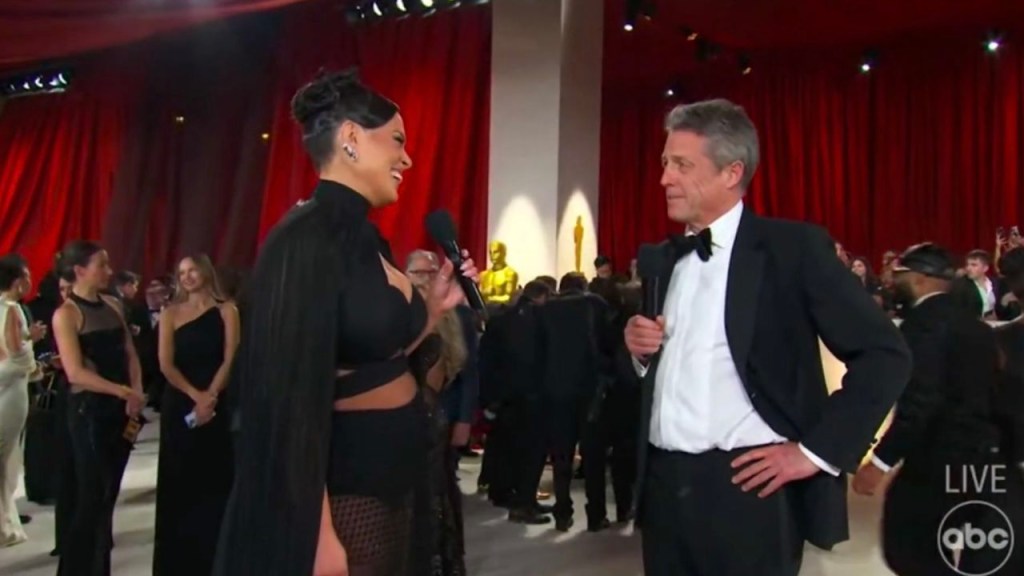 Hugh Grant en una entrevista con Ashley Graham en la alfombra roja de los Oscar 2023;  el video se volvió viral.  (Crédito: ABC)
