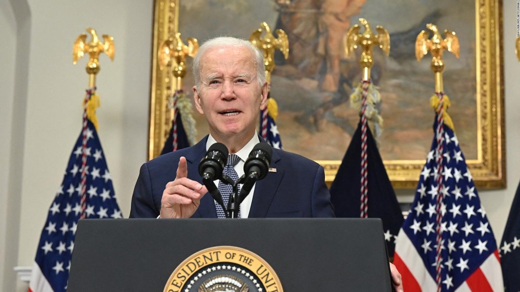 Biden dice que el sistema bancario es seguro después del colapso de SVB