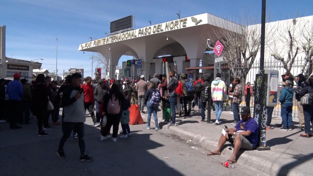 La desesperación llevó a los migrantes a manifestarse en el cruce fronterizo