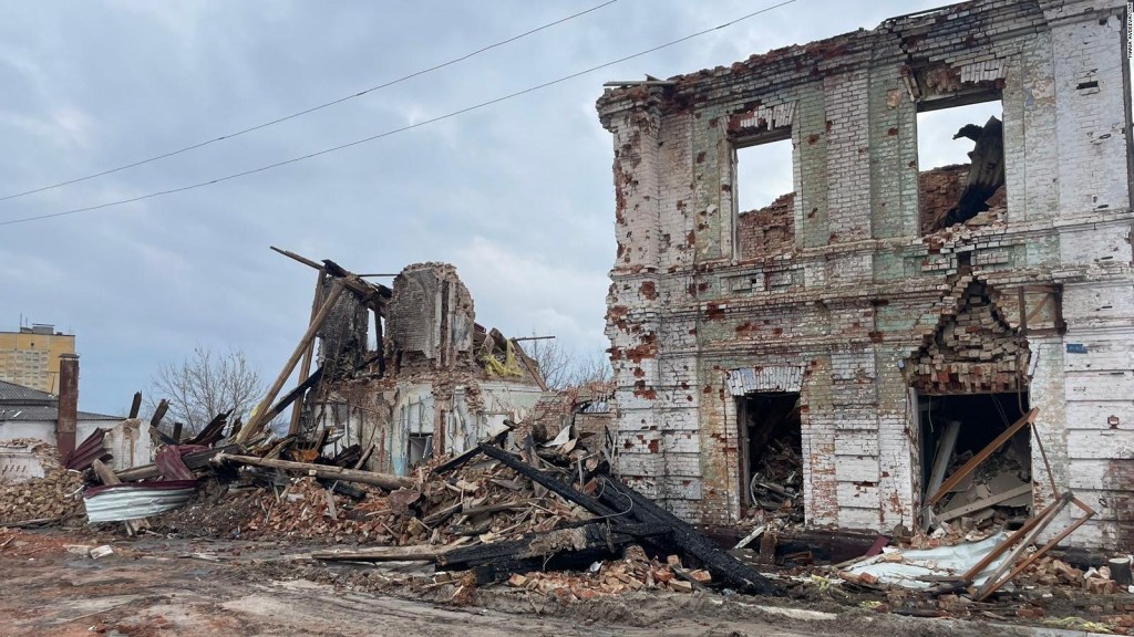 Bombardeo constante en Kupiansk provoca evacuación masiva