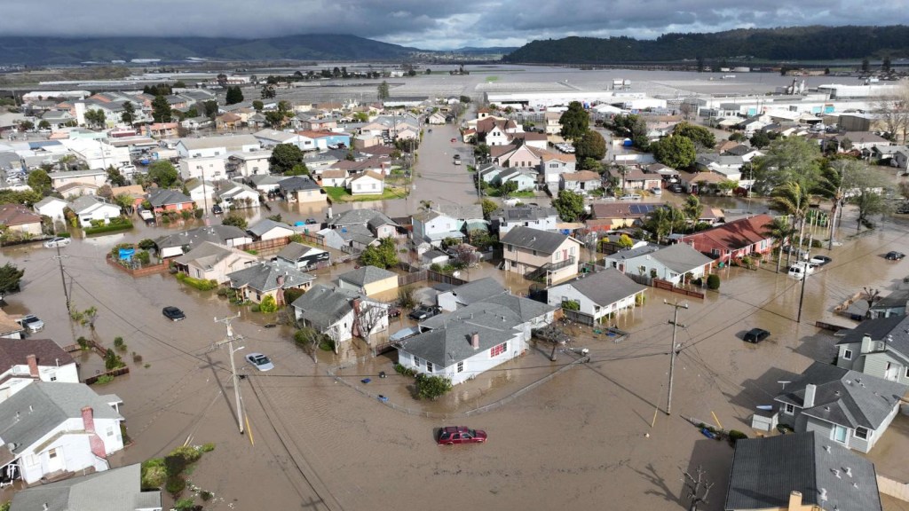 Impactantes imágenes de inundaciones en California y Perú