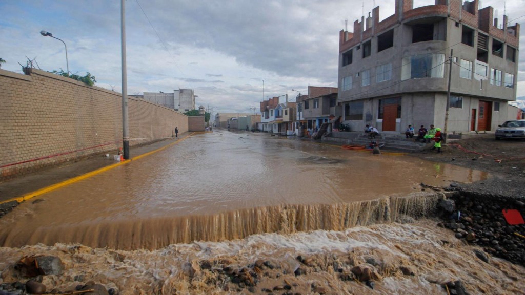 Casas y caminos devastados por severas inundaciones en Perú