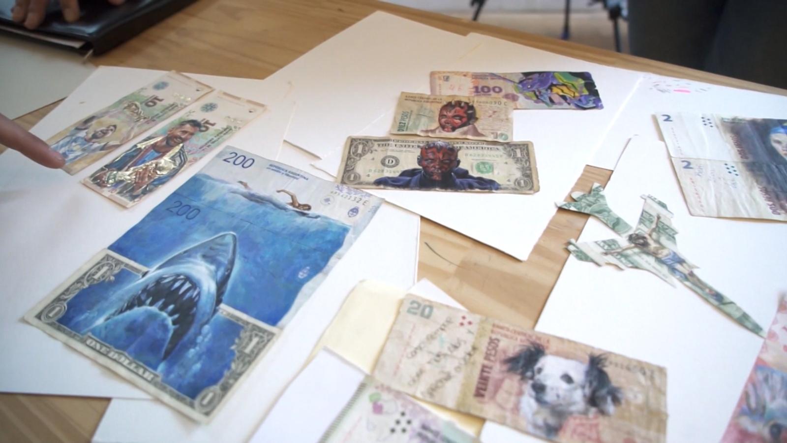 Insólito: pintar sobre billetes devaluados permite hacer frente a una inflación de más del 100% |  Video