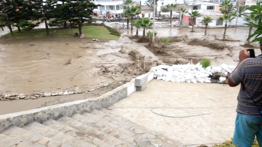  records the moment of a new landslide in Lima