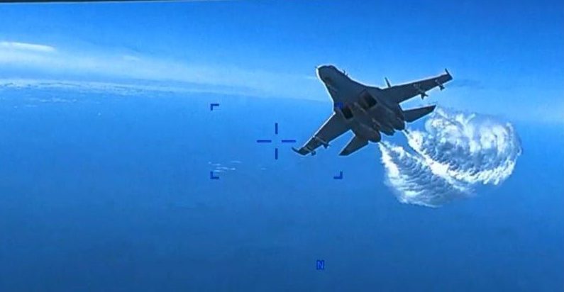 Video muestra maniobra del avión ruso que derribó un dron estadounidense.