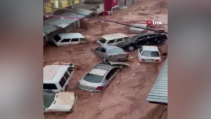 Carretera se parte en dos por inundaciones extremas en Turquía