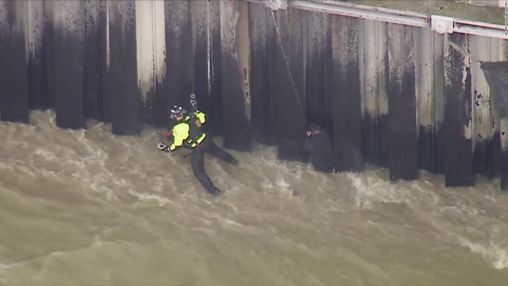 Un hombre es rescatado de un río crecido en Los Ángeles