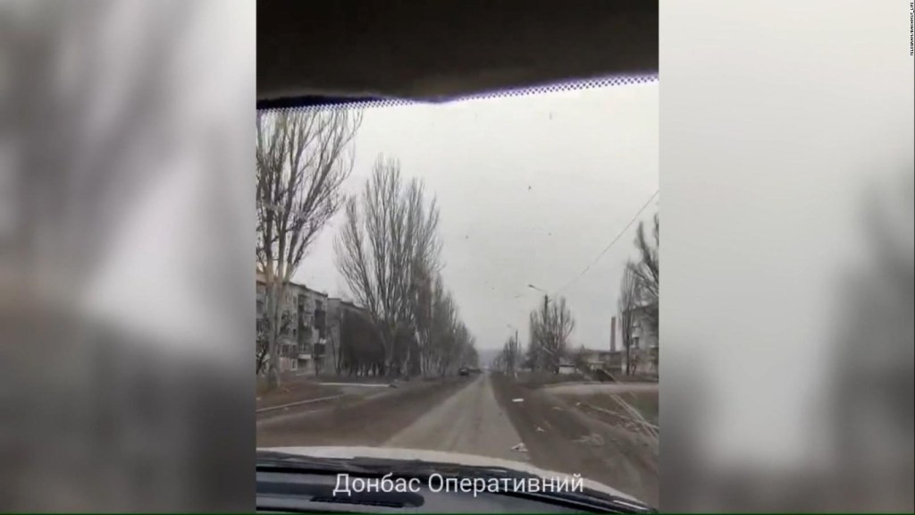 Soldados ucranianos recorren la devastada ciudad de Bajmut