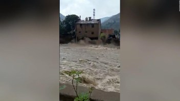 Una casa colapsa por las inundaciones en Perú