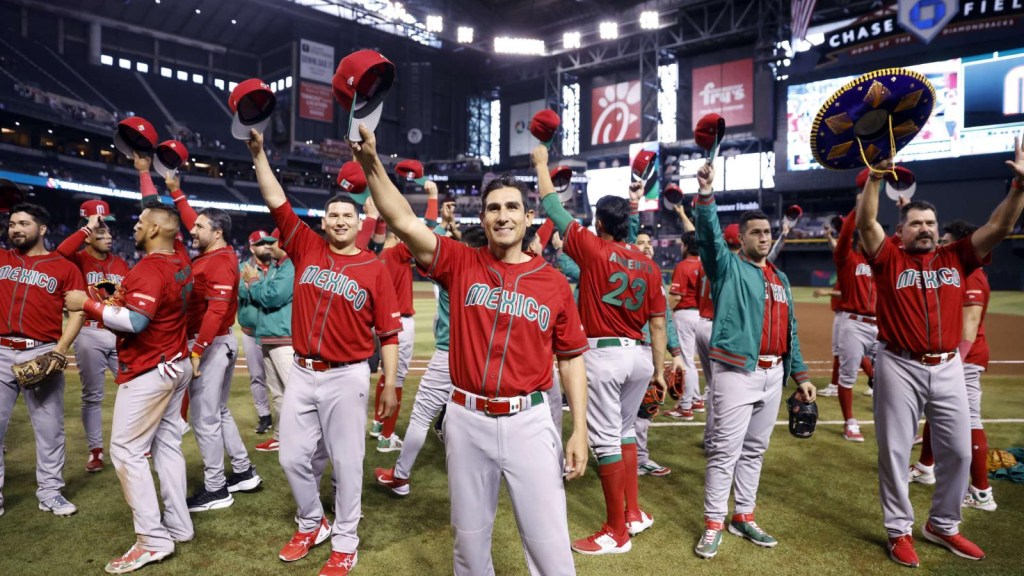 Los aficionados mexicanos y puertorriqueños llenaron de pasión y color el Clásico Mundial de Béisbol