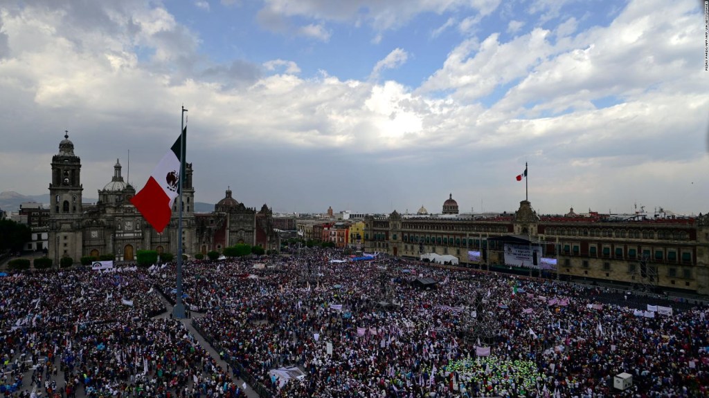 Simpatizantes del presidente López Obrador se reúnen en el Zócalo de la Ciudad de México