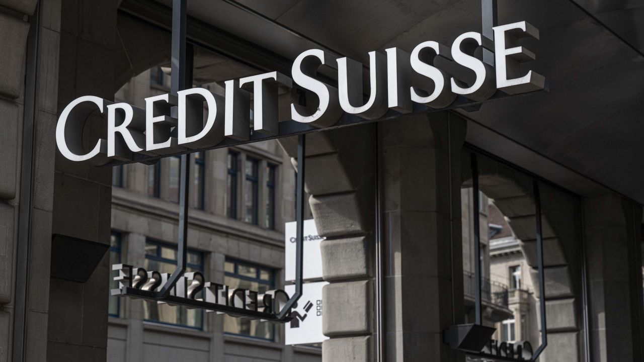 Los productos con el logotipo de Credit Suisse se venden en Internet