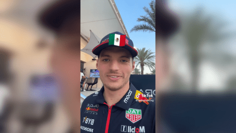 ¡Le salió la del Checo Pérez! Verstappen se divierte con el desafío de las banderas