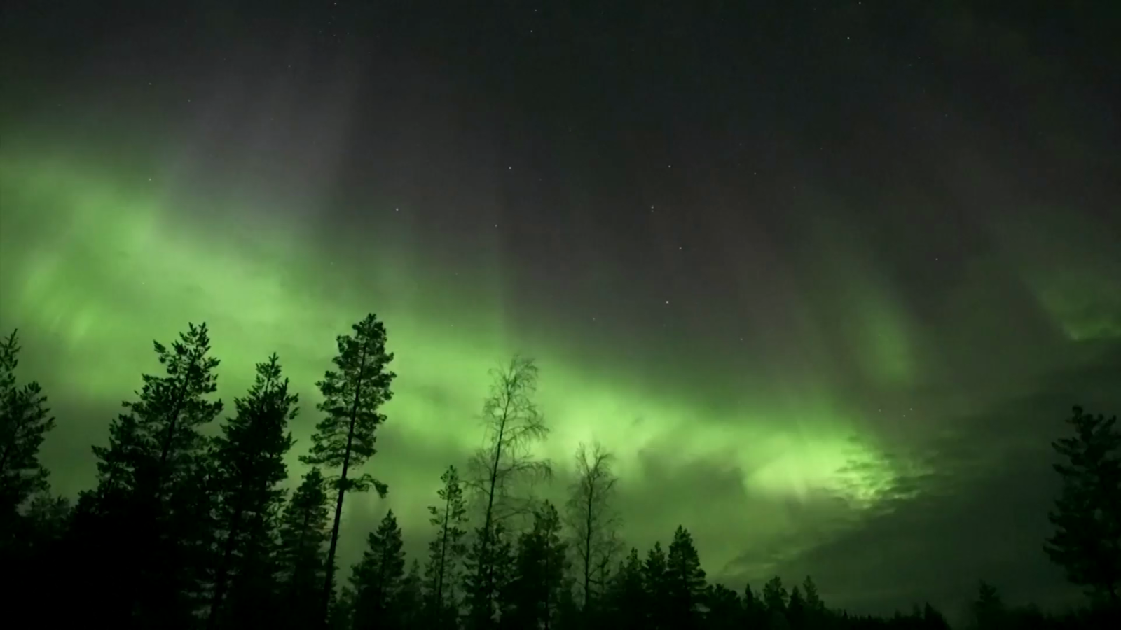 Piękne zdjęcia nieba zorzy polarnej w Finlandii