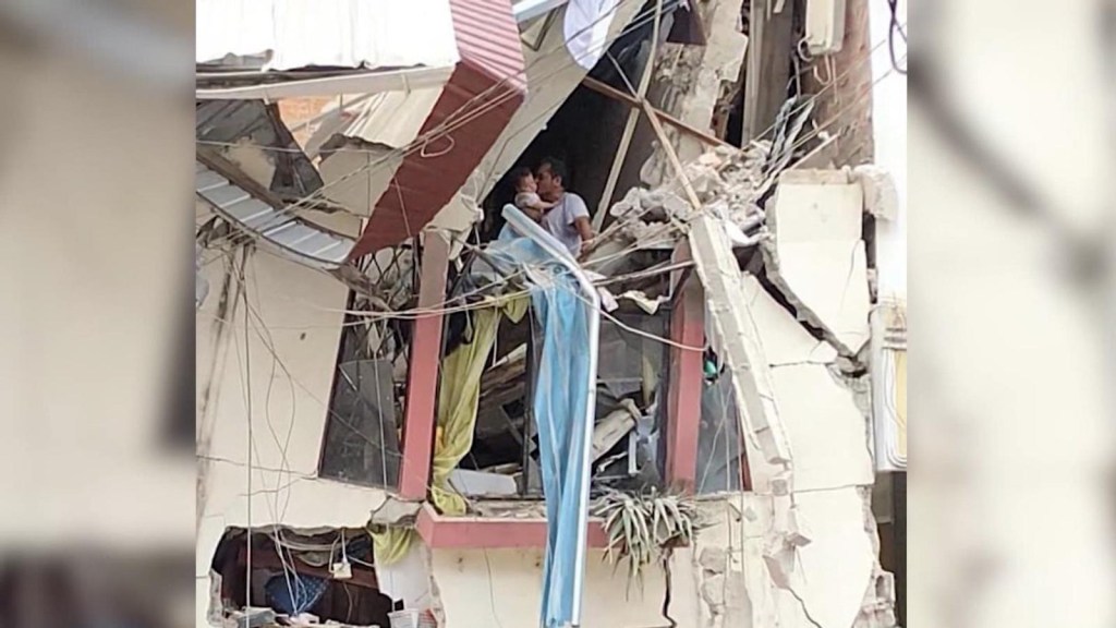 Sacerdote salva a su familia de entre los escombros tras terremoto en Ecuador