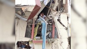 Padre salva a su familia de entre los escombros tras terremoto en Ecuador