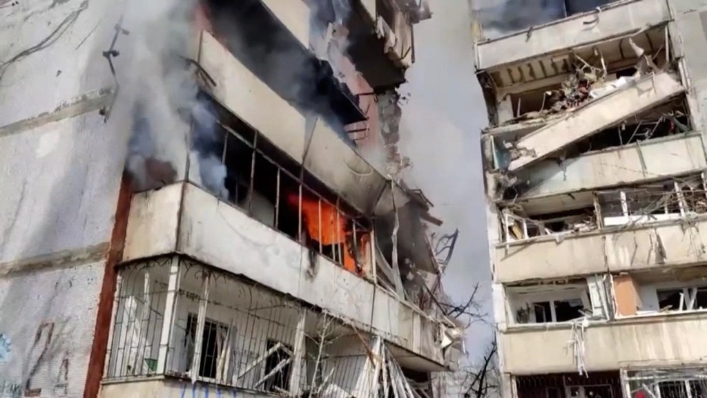 Un misil alcanza un edificio residencial en Zaporizhia
