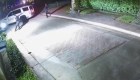 Video muestra el momento en que un policía es golpeado por un auto