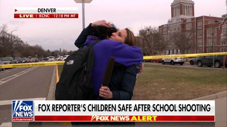 Una periodista abraza a su hijo en directo tras un tiroteo en una escuela de Denver