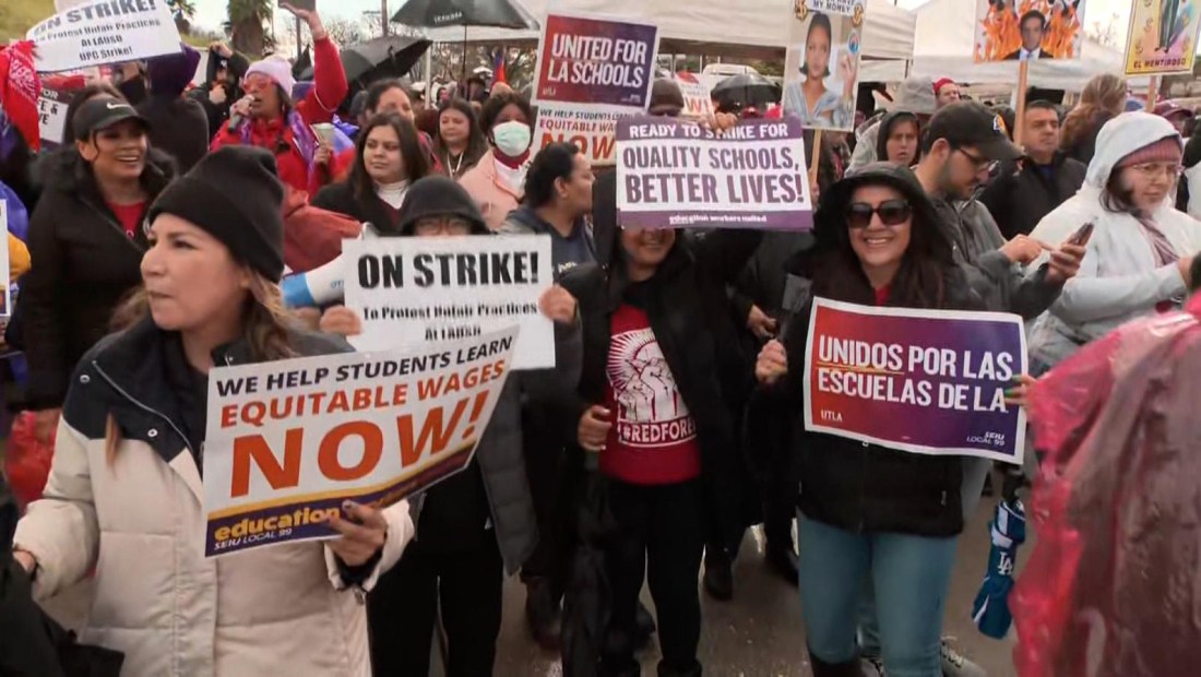 Huelga de trabajadores escolares en Los Ángeles impacta a miles