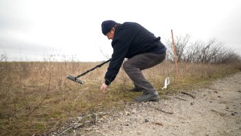 Agricultores ucranianos limpian sus campos contaminados de explosivos