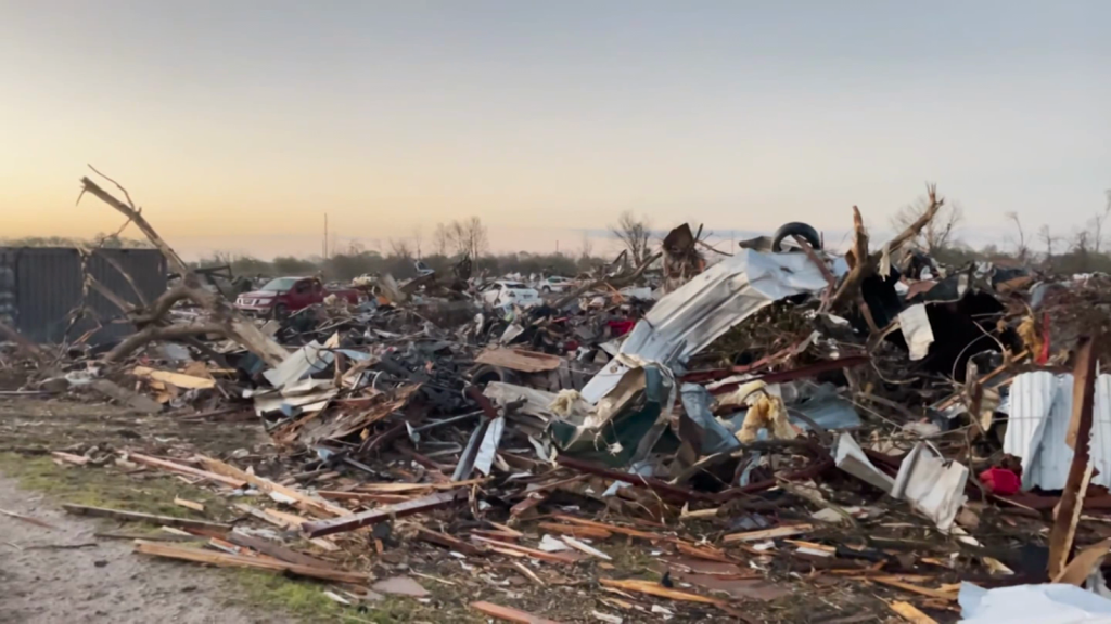 Beginilah cara Rolling Fork, Mississippi, ditinggalkan setelah tornado dahsyat yang menewaskan sedikitnya 24 orang