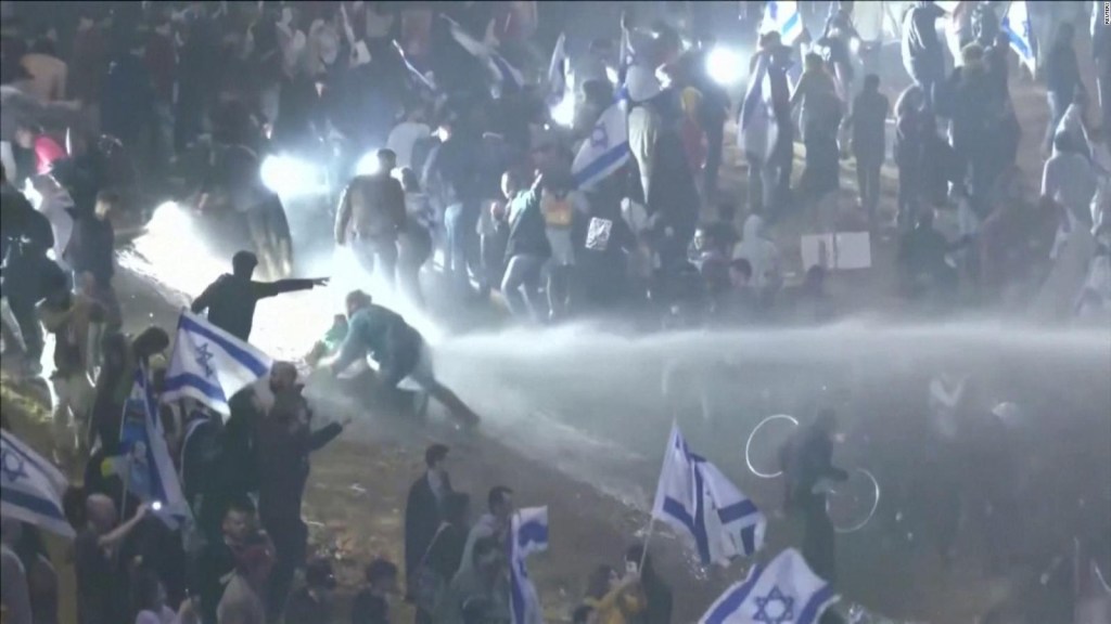 Estallan protesta masivamente en Israel tras despido de ministro