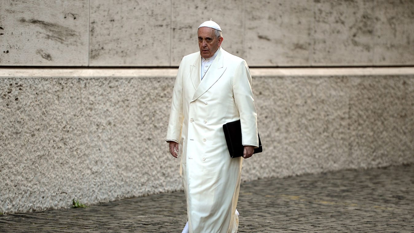 Apa yang dikatakan mantel AI Paus Francis tentang masa depan mode?