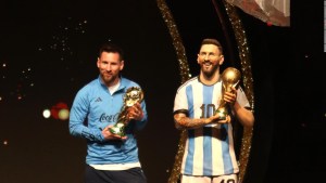 Un Lionel Messi emocionado es galardonado por la CONMEBOL