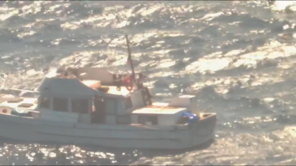UU.: rescatan a tres personas en alta mar
