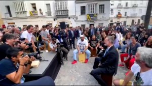 Felipe VI toca el cajón flamenco en una plaza de Cádiz